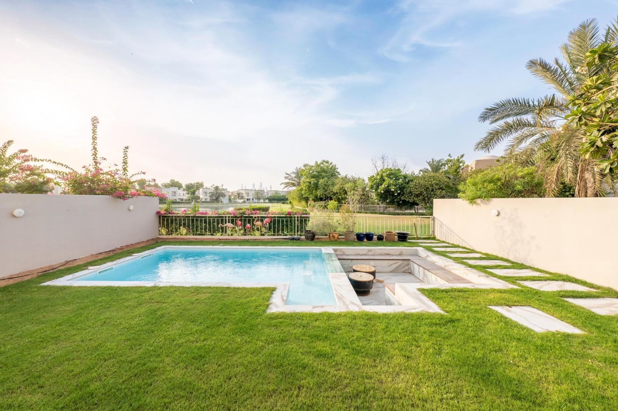 Elegant Lakeside With A Private Pool Villa