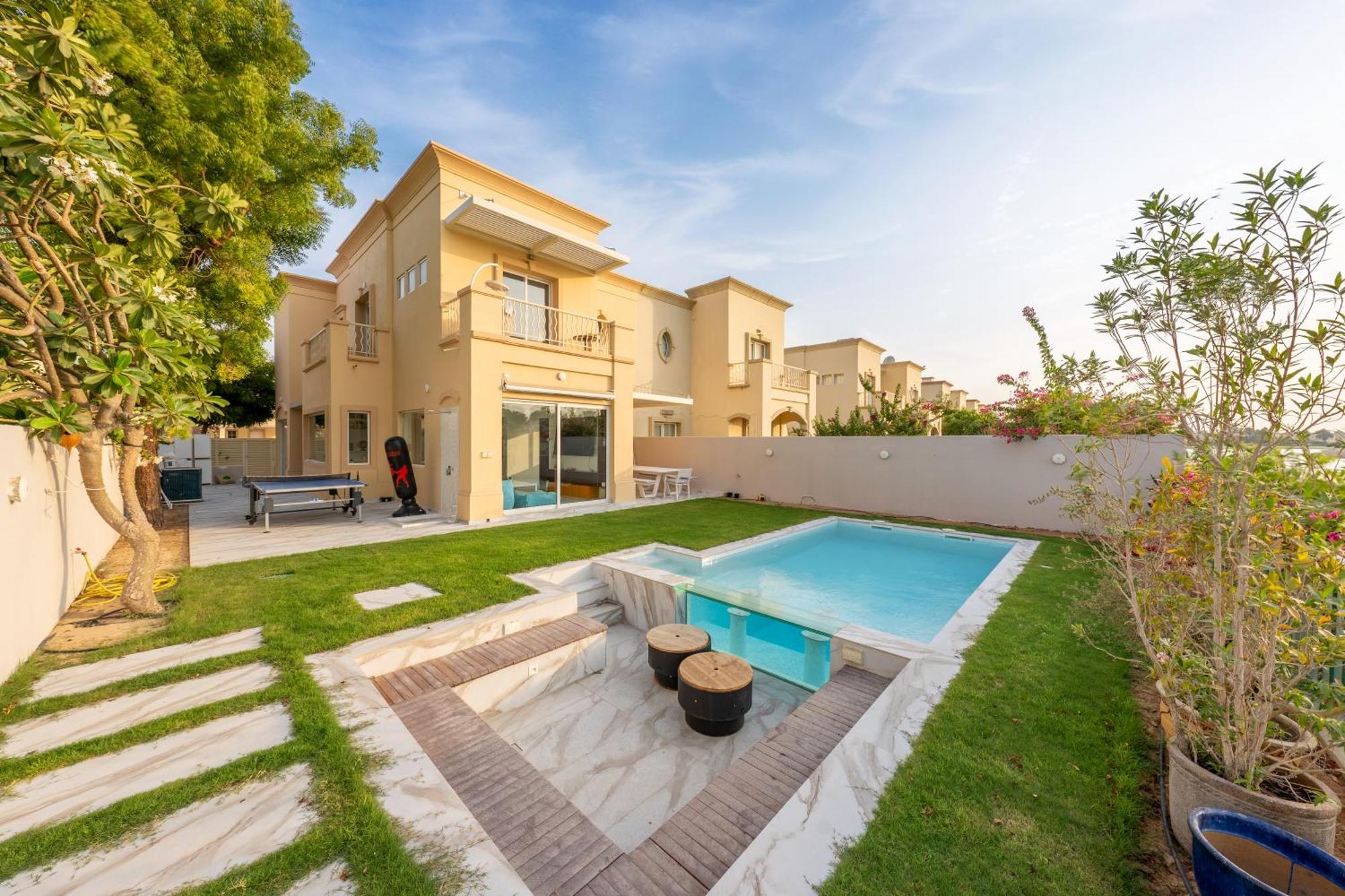 Villa Elegant Lakeside With A Private Pool