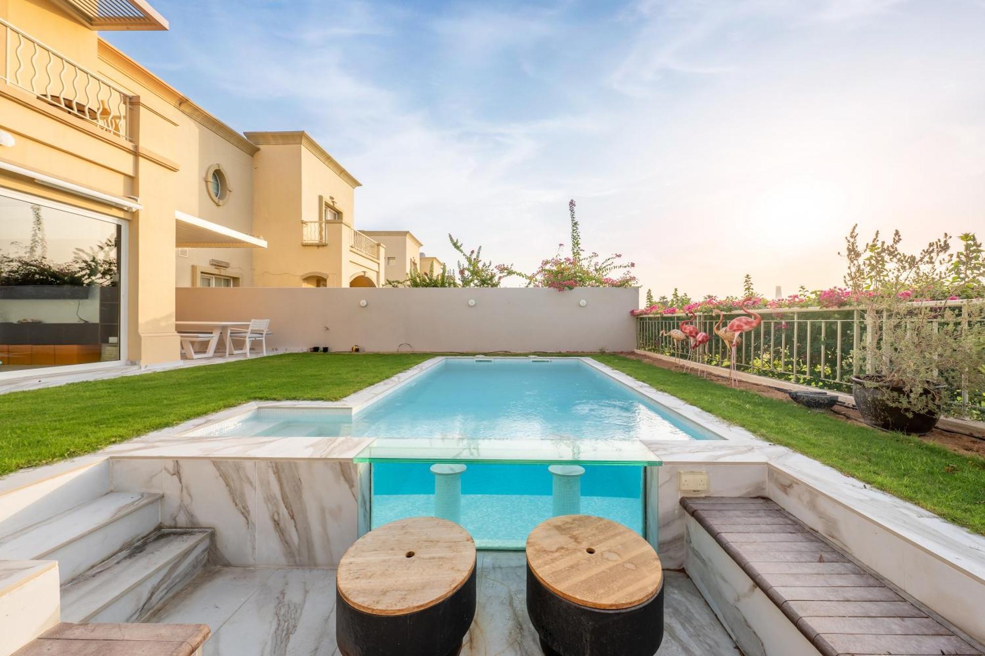 Elegant Lakeside With A Private Pool Dubai