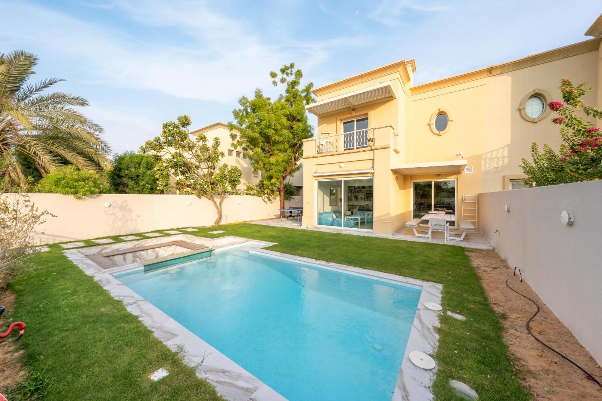 Elegant Lakeside With A Private Pool Villa