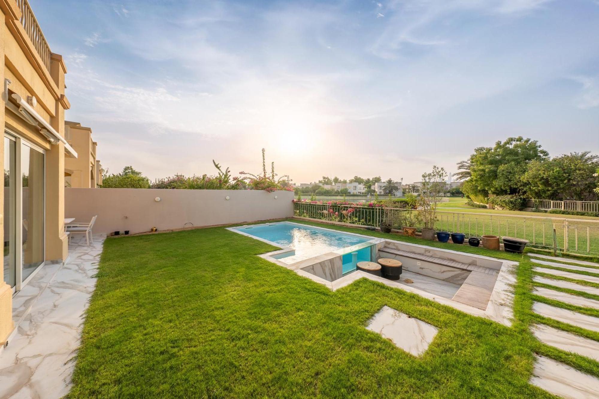 Elegant Lakeside With A Private Pool Villa