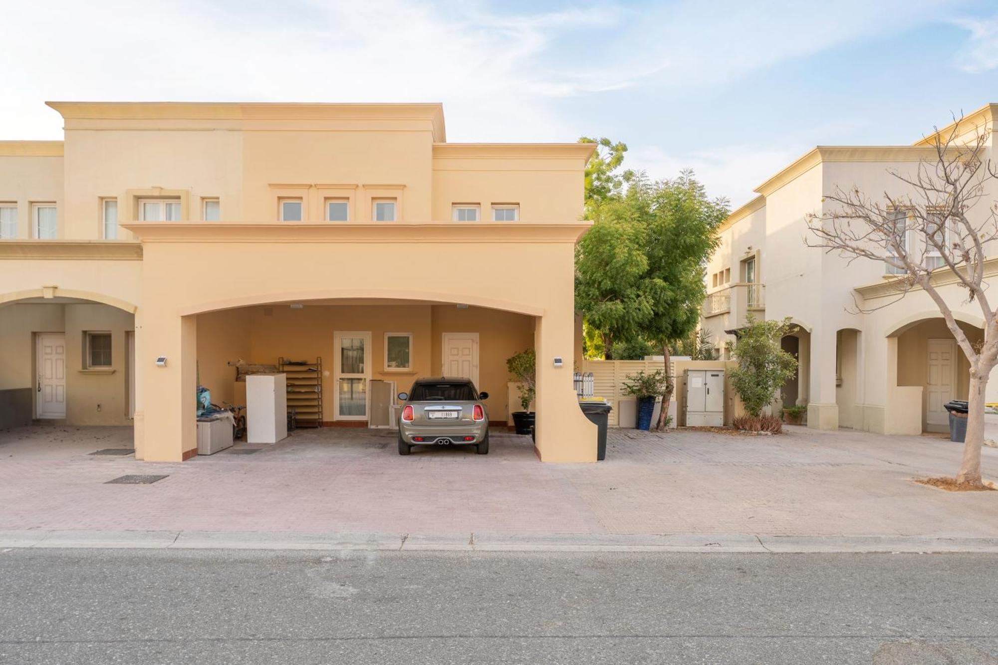 Elegant Lakeside With A Private Pool Villa Dubai