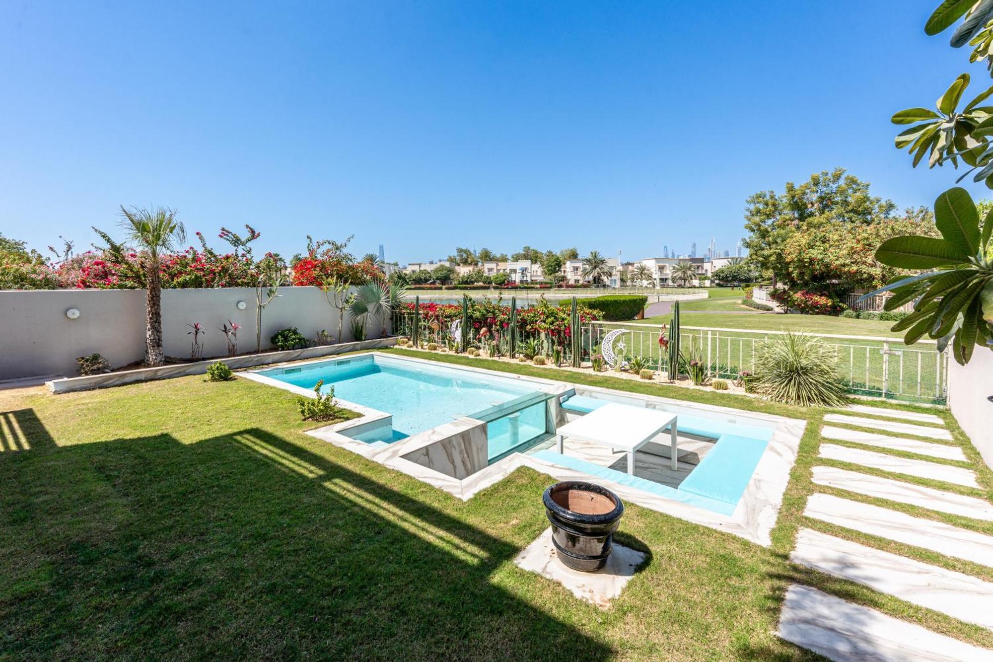 Elegant Lakeside With A Private Pool Dubai