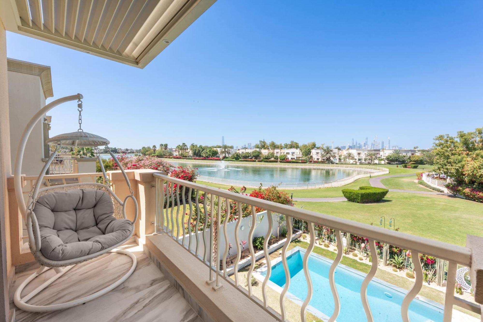 Elegant Lakeside With A Private Pool