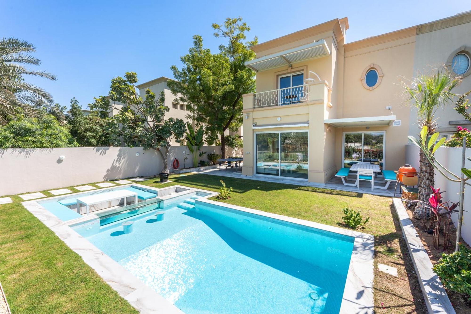 Elegant Lakeside With A Private Pool Villa *