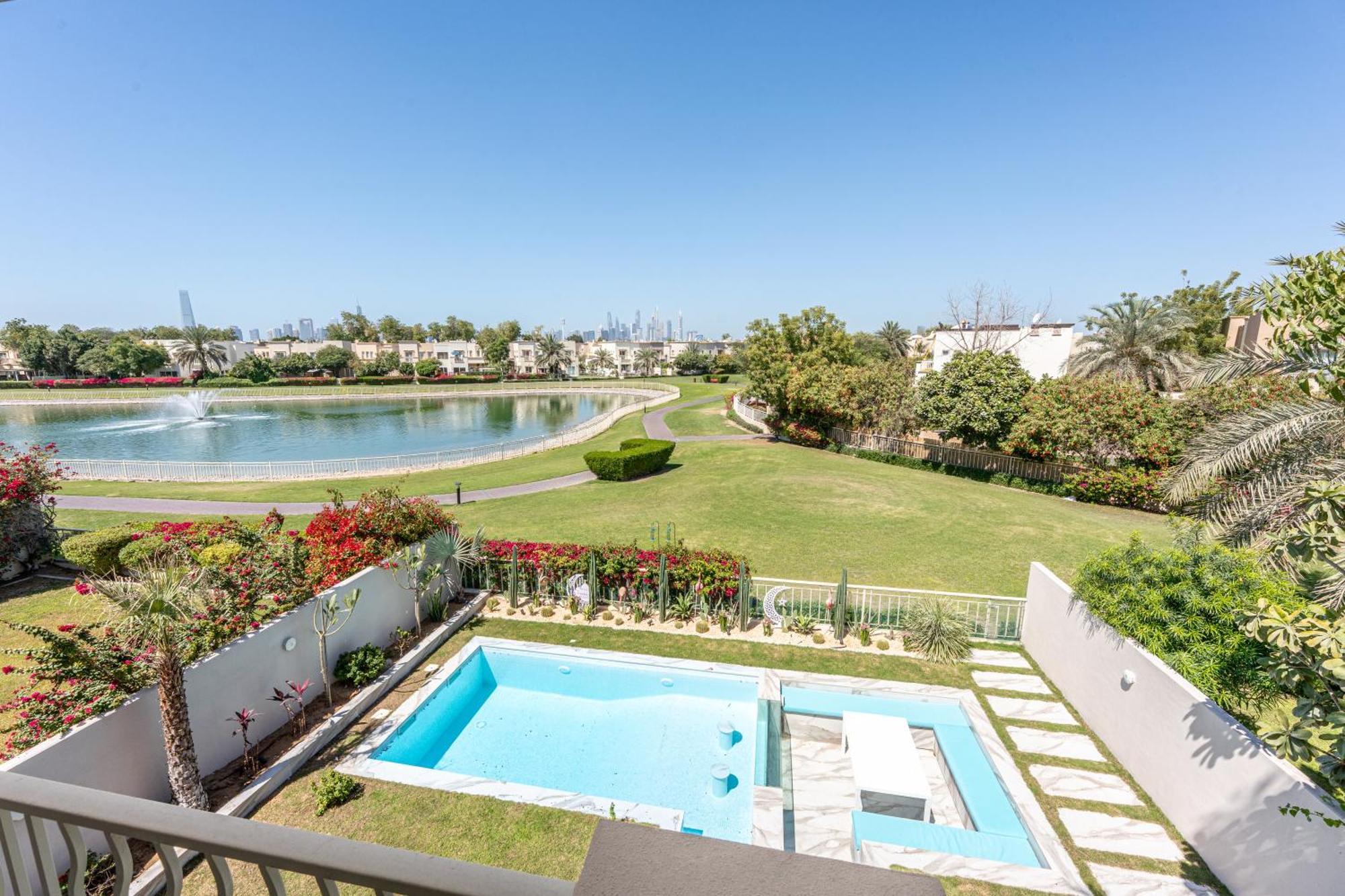 Elegant Lakeside With A Private Pool *